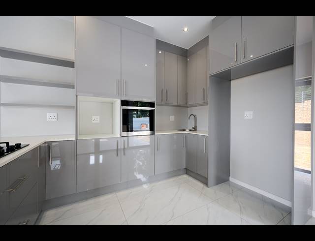 4 BEDROOM HOUSE FOR SALE IN BLUE HILLS